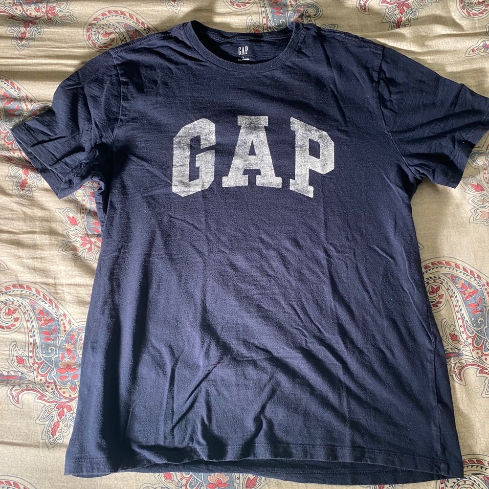 Gap logo tee. Size L